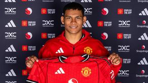 Paraguayo Diego León fue presentado con el Manchester United