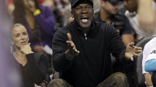 Hornets arrasan a Bulls para 1ra victoria