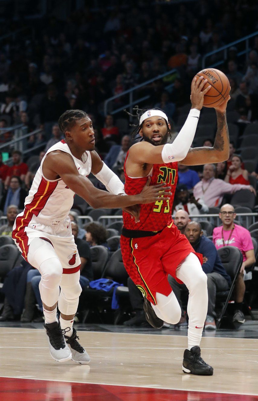 Young ayuda a Hawks a salir de bache al vencer al Heat
