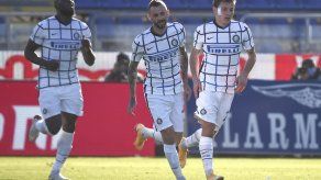 Inter apabulla al final para vencer 3-1 a Cagliari