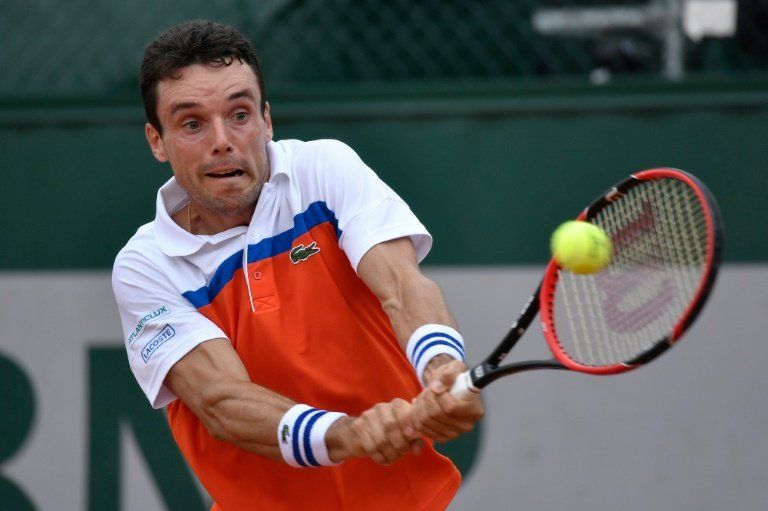 Bautista gana a Coric y jugará con Djokovic en octavos de Roland Garros