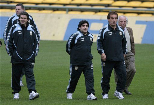 Mundial: Maradona aprueba estadio Central para clásico con Brasil