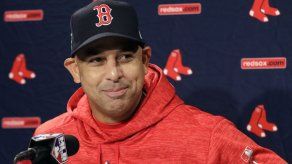 Medias Rojas planean recontratar al manager Cora