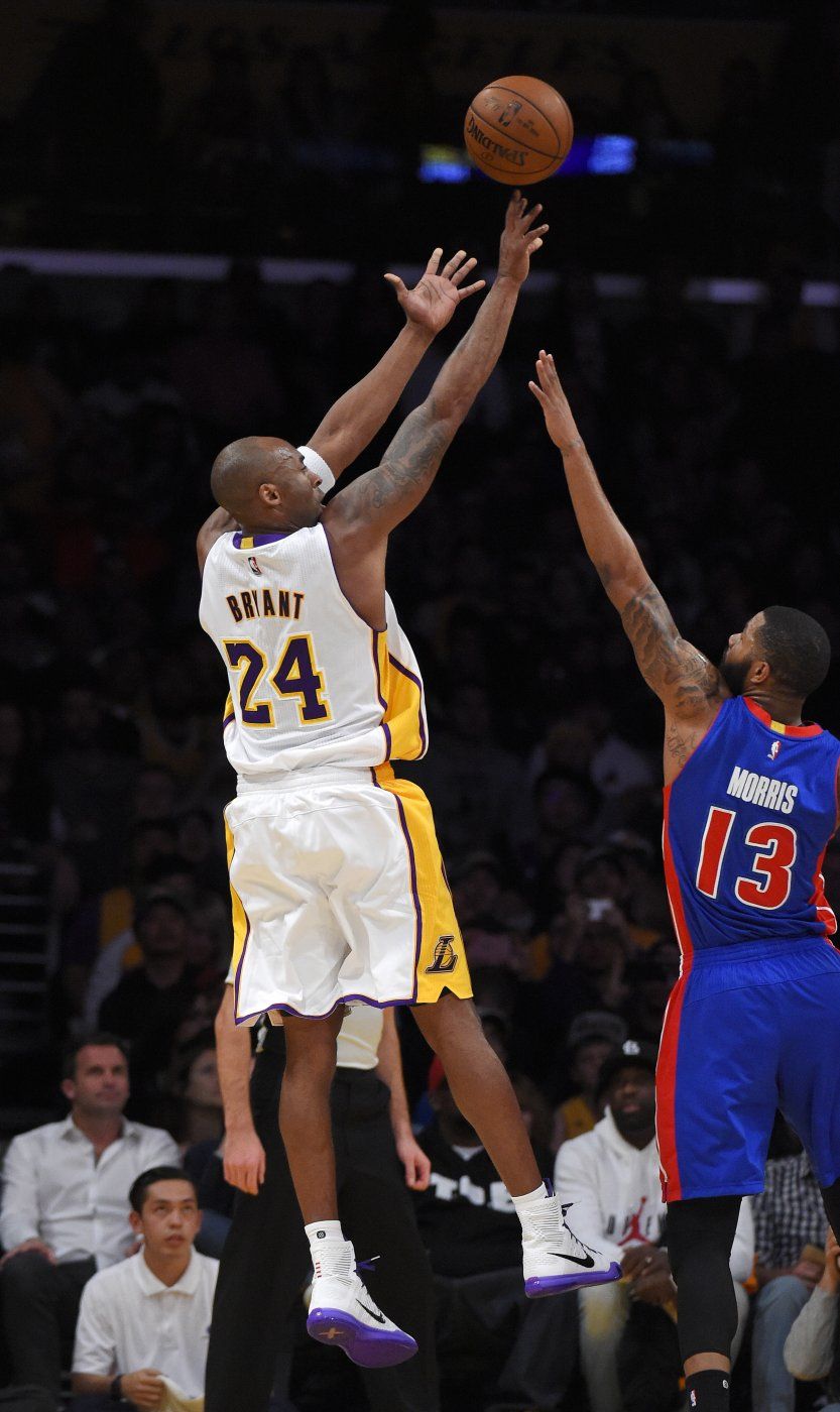 Kobe y Clarkson guían a Lakers a victoria sobre Pistons