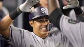 Villanueva pega 2 jonrones y Padres vencen a Dodgers 7-5