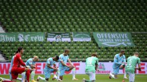 Más equipos alemanes se arrodillan en la Bundesliga