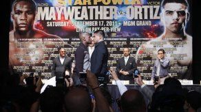 Mayweather promueve pelea con Ortiz hablando de Pacquiao