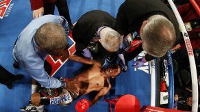 Boxeador mexicano Moisés Fuentes quedó inconsciente tras combate en Cancún