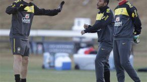 Mundial: Brasil va por el boleto a octavos