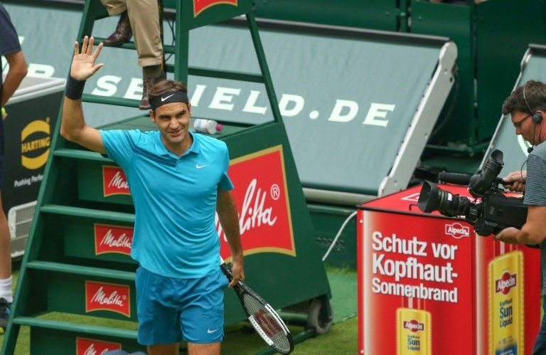 Federer se estrena con comodidad en Halle