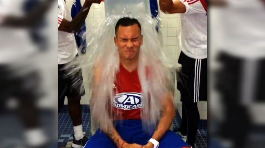 Samudio cumple con el Ice Bucket Challenge, pero antes donó