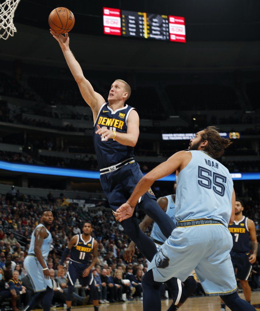 Jokic colabora con 27 puntos; Nuggets superan a Grizzlies