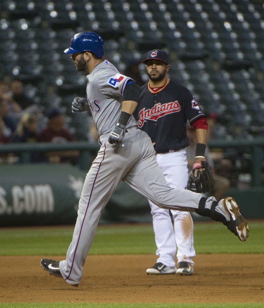 Moreland y Fielder guían a Rangers a 7mo triunfo seguido