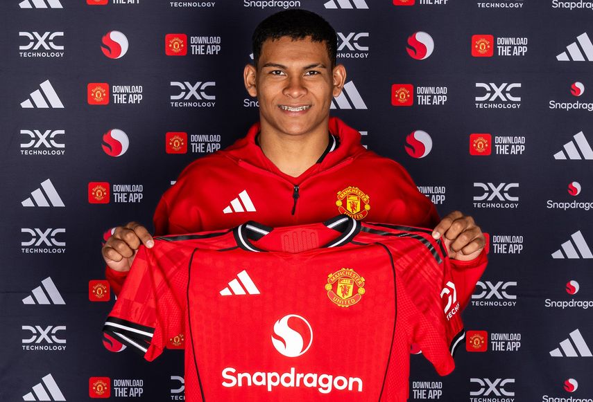 Paraguayo Diego León fue presentado con el Manchester United