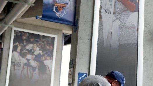 Yoenis Céspedes descubre las ventajas del yoga