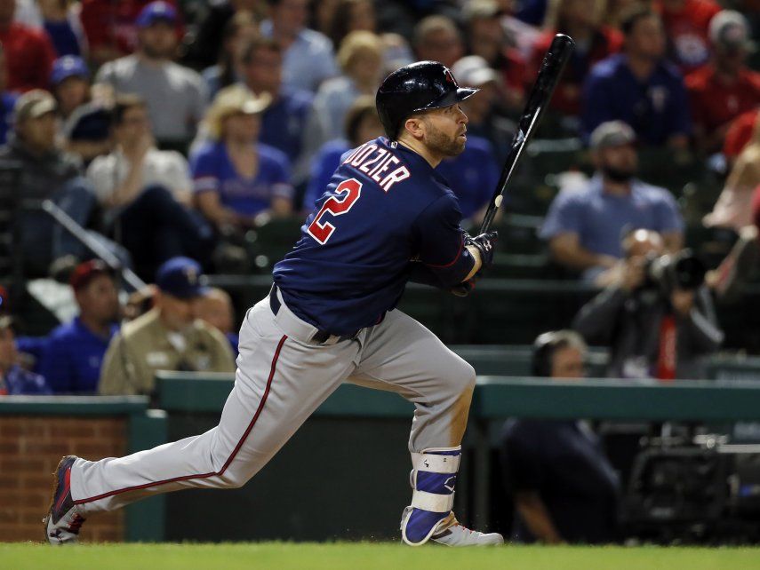 Dozier vacía las bases con doble; Mellizos superan a Rangers