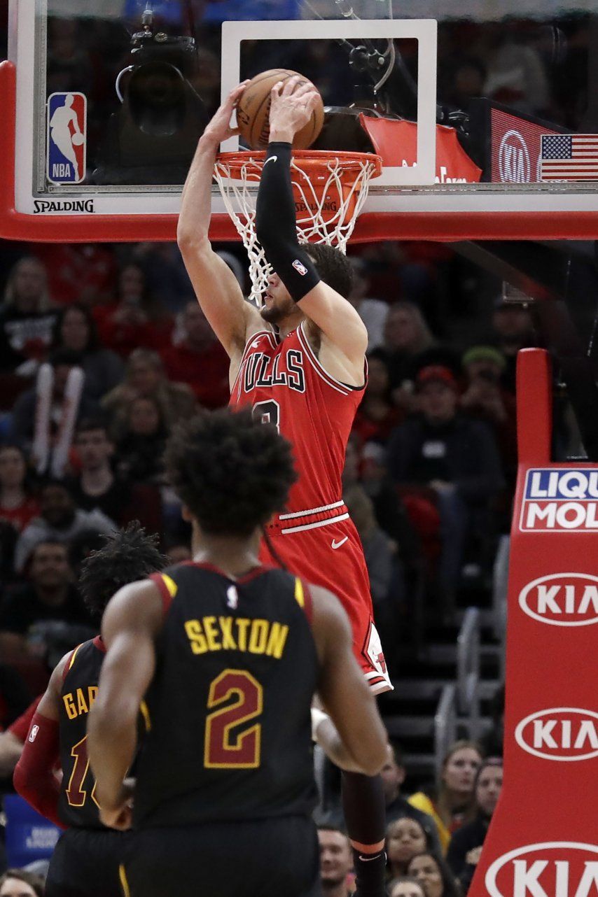 LaVine anota 42 y Chicago remonta para vencer a Cavs