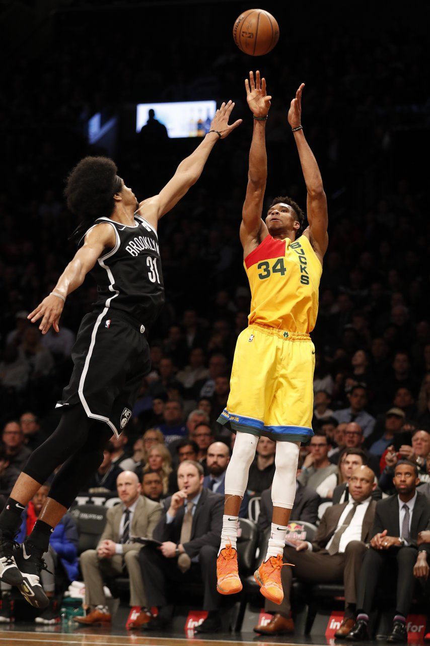 Antetokounmpo regresa para guiar a Bucks a triunfo ante Nets