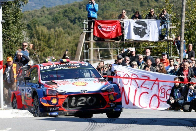 Neuville lidera el Rally de Córcega tras pinchazo de Tänak