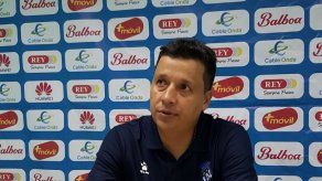 Carlos Ruiz no sigue como técnico del Árabe Unido