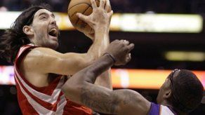 Argentino Scola anota 30 puntos pero Houston pierde con Phoenix