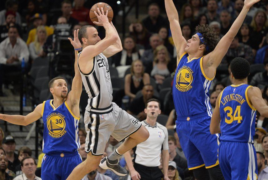Los Spurs contienen a Curry para seguir invictos en casa