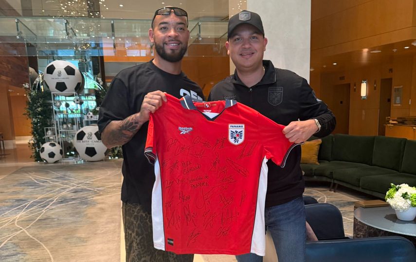 Edmundo Sosa recibe camiseta de la Selección de Panamá firmada