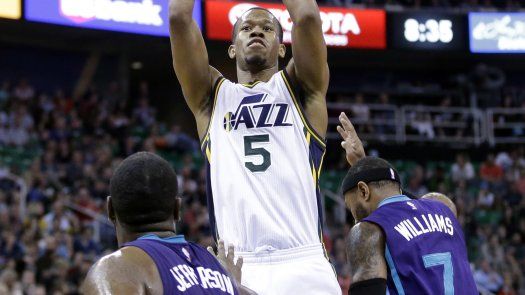 Jazz apabulla a Hornets con andanada de triples