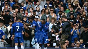 El Chelsea vence al Everton y sigue en carrera para la Champions League