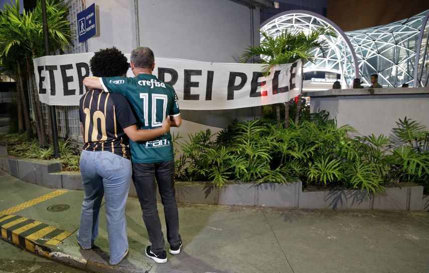 Seguidores de Pelé lloran en las puertas del hospital donde falleció Foto: AFP&nbsp;
