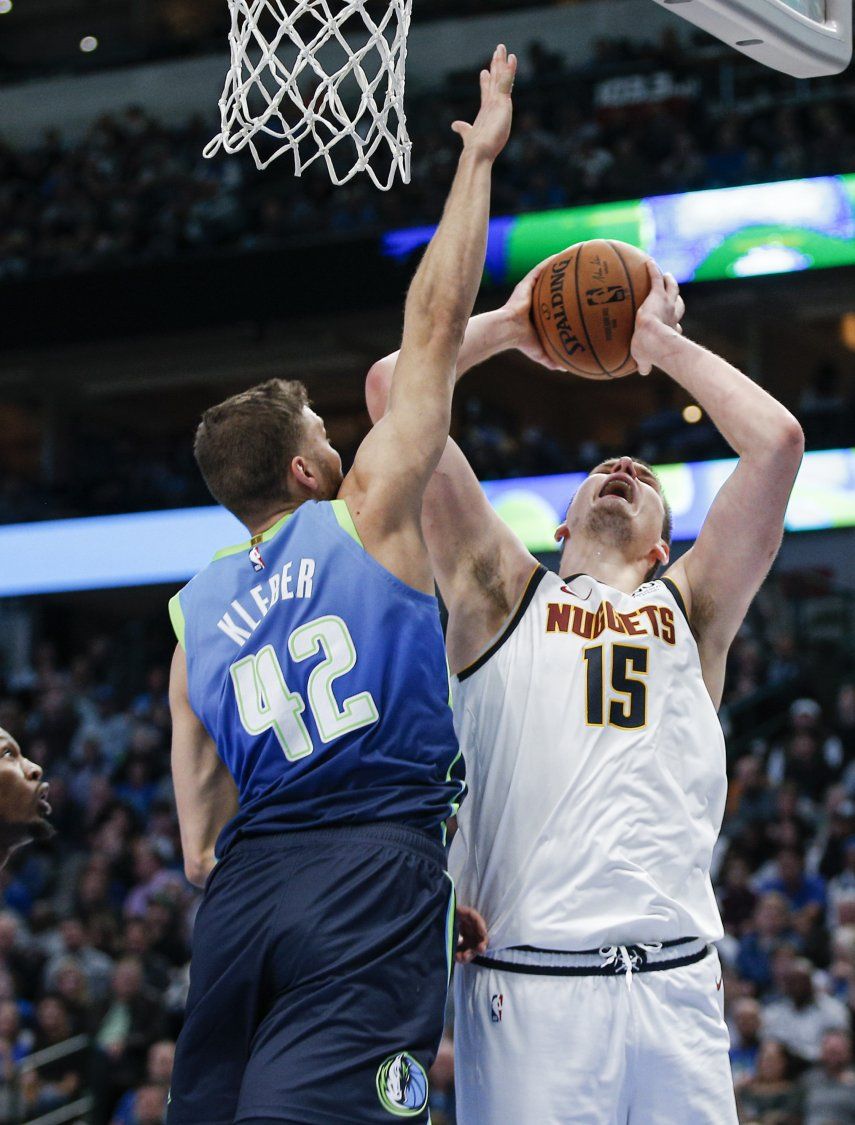 Jokic anota 33; Nuggets le arrancan el triunfo a Mavericks