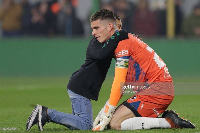 &nbsp;Niño fanático de Boca Juniors consuela al portero del equipo rival