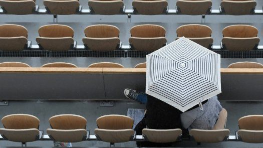 Los duelos interrumpidos por lluvia en Roland Garros acabarán el sábado