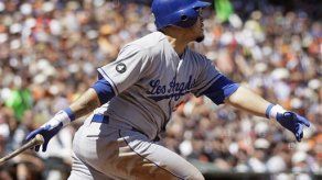 Navarro sumerge la pelota y Dodgers ganan duelo de pitcheo