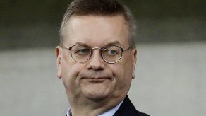 Renuncia cuestionado presidente de la federación alemana de fútbol