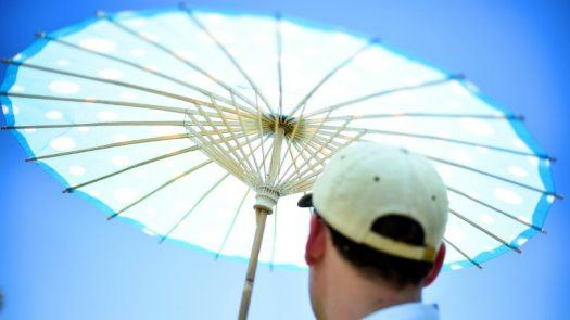 Siempre por la sombra gracias a un dron-sombrilla en Japón