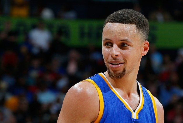 Stephen Curry sigue como líder anotador en la NBA