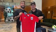 Edmundo Sosa recibe camiseta de la Selección de Panamá firmada Edmundo Sosa recibe camiseta de la Selección de Panamá firmada