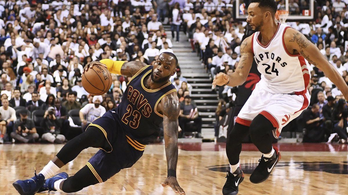 James anota 35 puntos y Cavaliers toman ventaja de 3-0