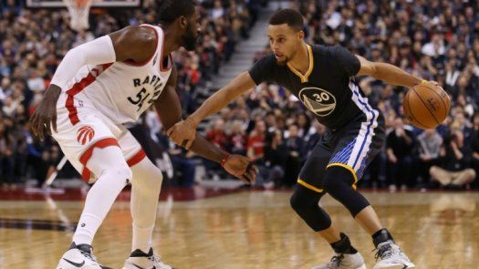 Curry se desborda con 44 puntos y sus Warriors llegan a 21 triunfos seguidos