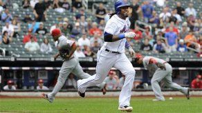 Reyes sale tras batear hit en primer turno