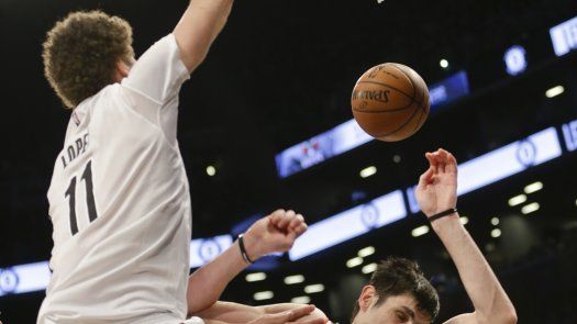 Lopez y los Nets vencen a Bucks en tres tiempos extra