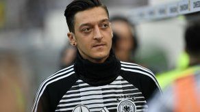 Federación lamenta no haber apoyado a Ozil ante racismo