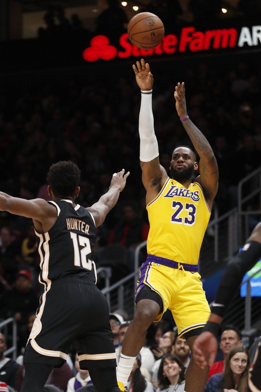 LeBron consigue 32 puntos; Lakers superan a Hawks