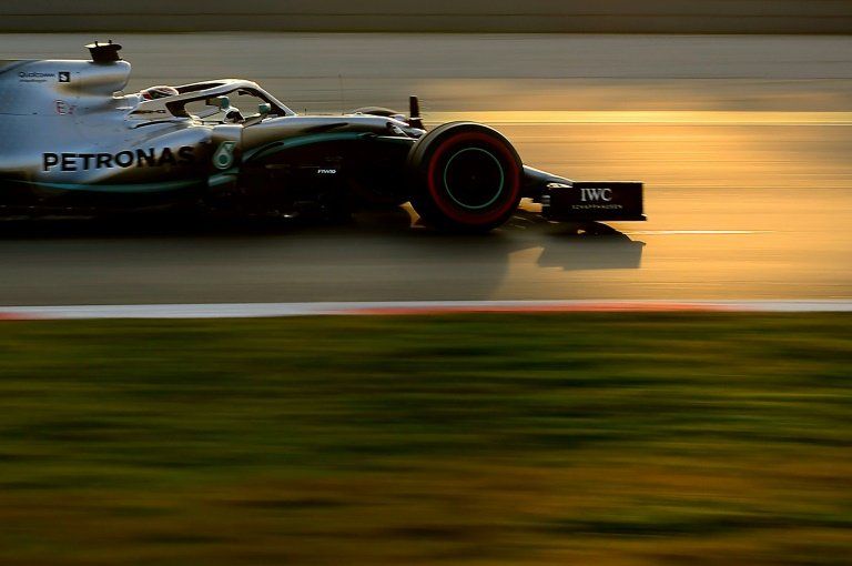 Hamilton cree que los Ferrari tienen una ventaja de medio segundo