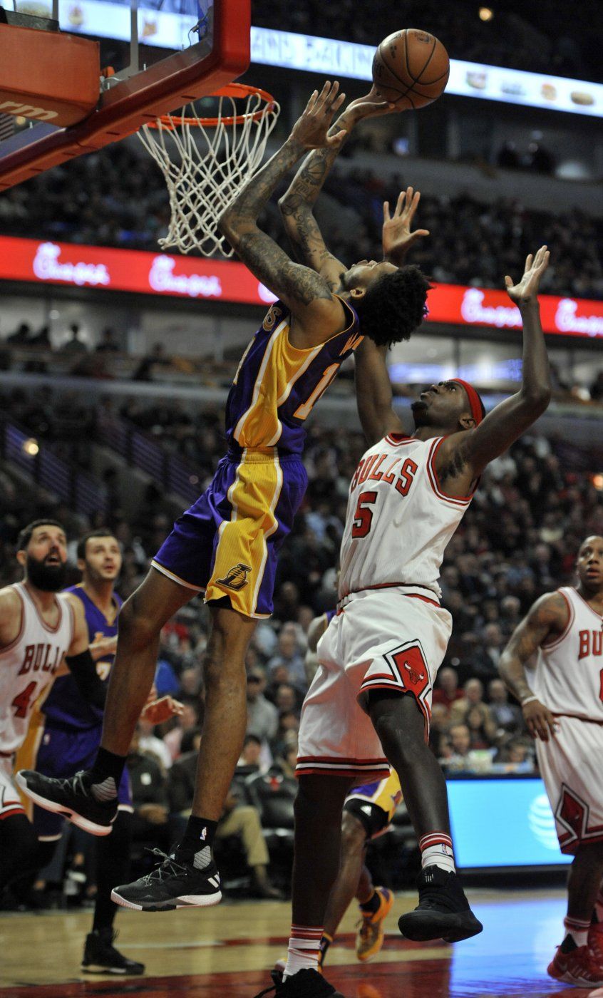 Randle logra enceste clave; Lakers superan a Bulls