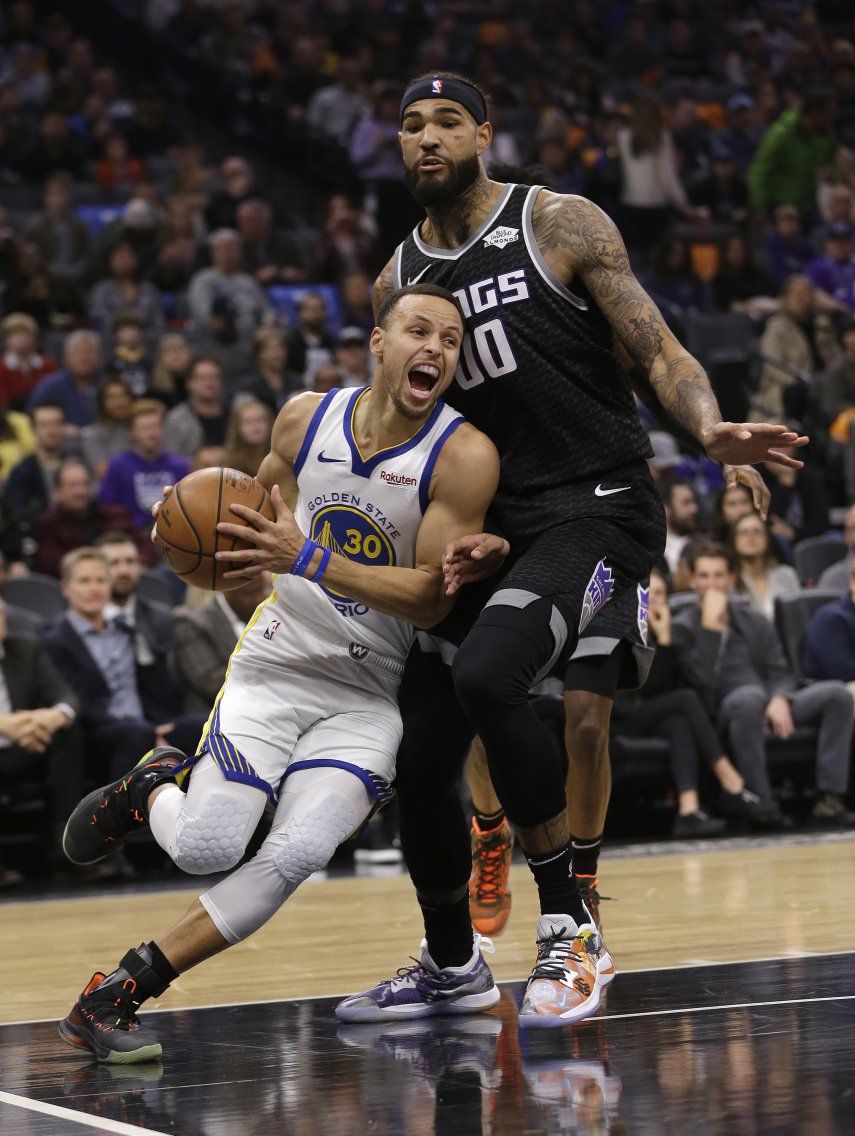 Curry anota 42, Warriors aguantan y ganan 127-123 a Kings