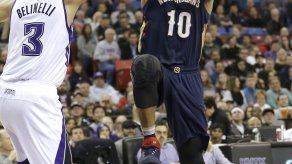 Davis y Gordon lucen, y Pelicans vencen a Kings