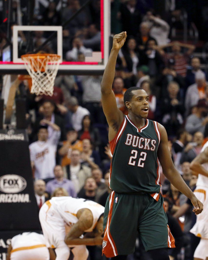 Bucks triunfan con tiro agónico de Middleton