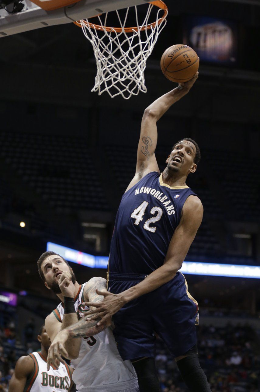 Gordon anota 21 y Pelicans ganan a Bucks